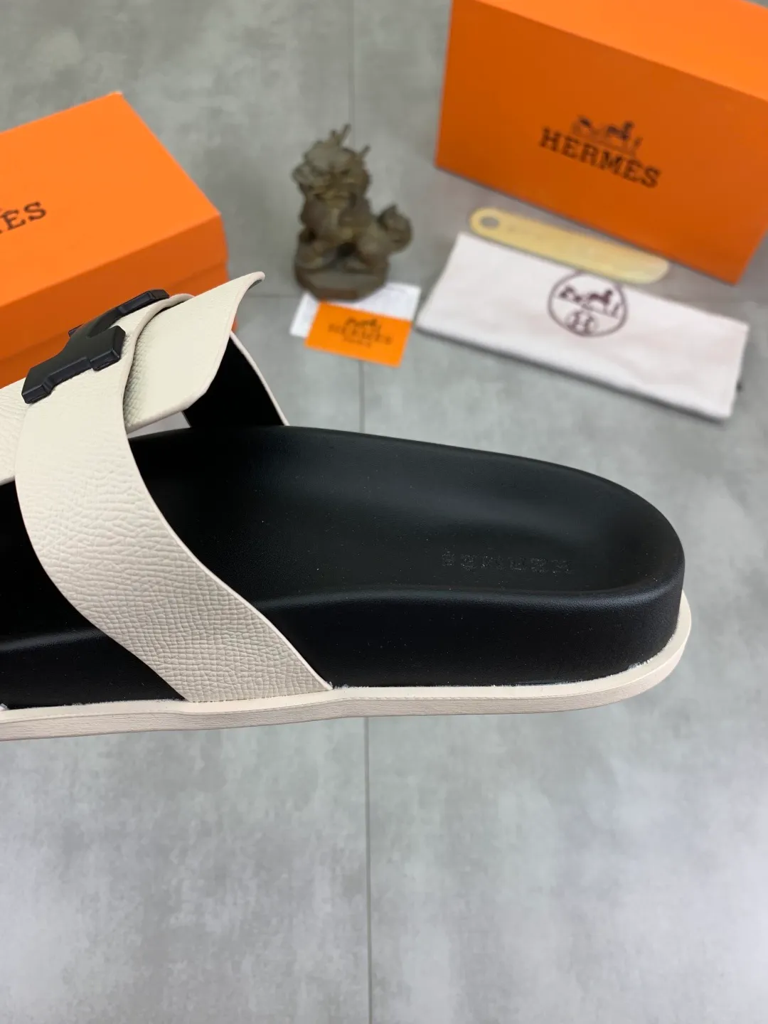 Men's shoes 💰P440 New [HERMES] high-end quality new Hermès slippers, made of imported cross-grain calfskin, wear-resistant and non-slip rubber outsole. Fashionable and elegant code number: 39-44 (38 45 46 customized)
